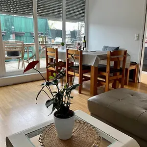 Dachgeschosswohnung Mit Kostenlosem Parkplatz Und Internet! Appartamento