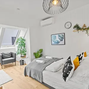  Apartmán 1 Min To Public Transport - 3 Min To Supermarket And Pharmacy - On-site Parking For 19,90 Eur